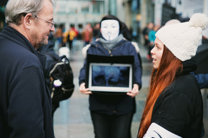 Activist Outreachs The Public At AV Cube Of Truth